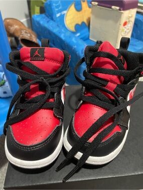 Authentic Jordan 1 mid (TD) 

Jordan Kids Low-Top Sneakers in Red and Black
